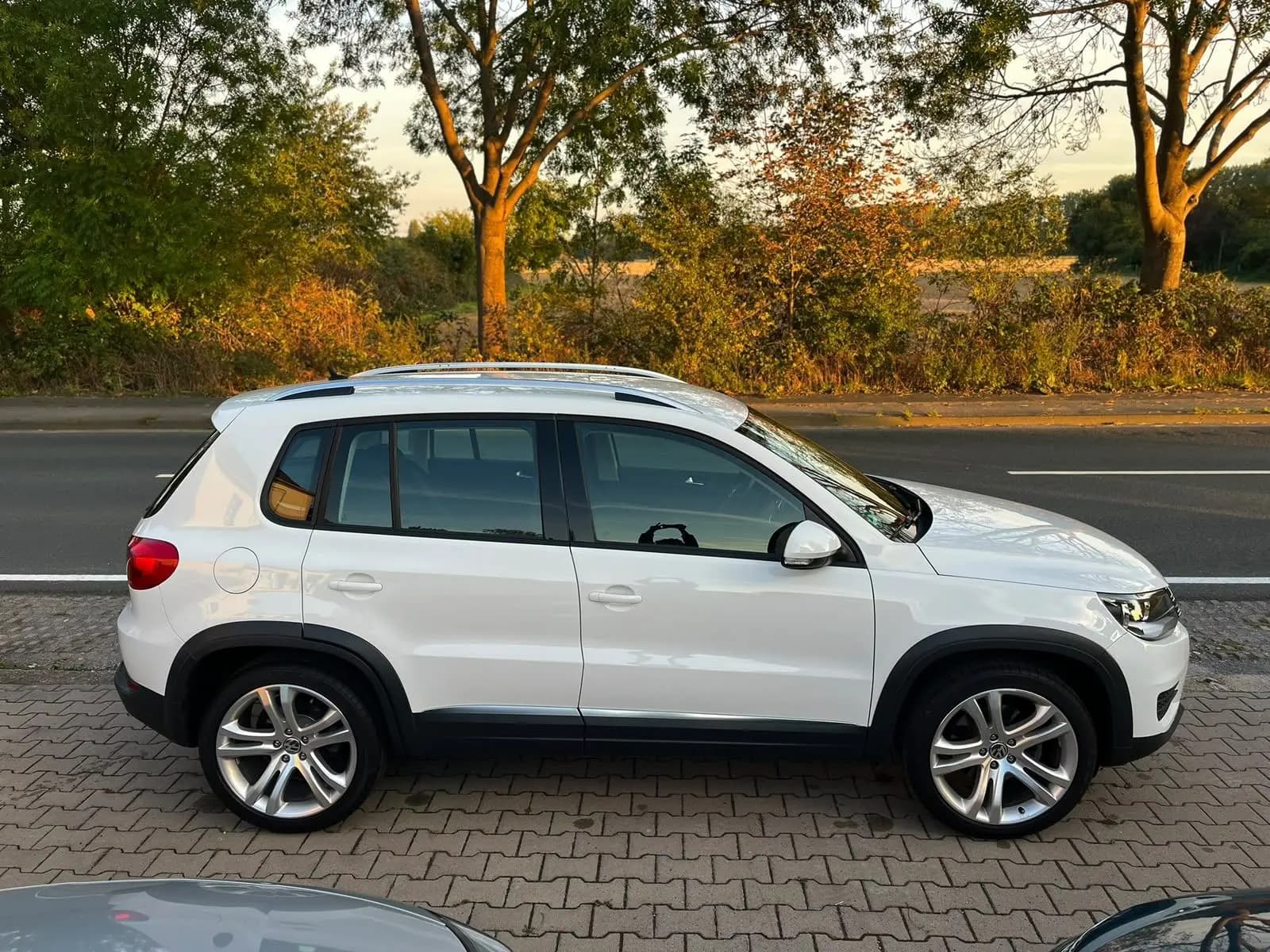 Weißer VW Tiguan im Abendlicht auf unserem Hof in Bad Salzuflen